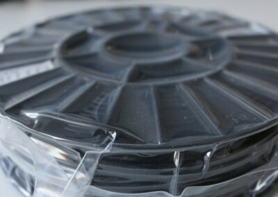 Amolen PLA Filament sieht im Vergleich zu anderen Filamenten (hier Firstcom PLA) sehr ähnlich und hochwertig aus.