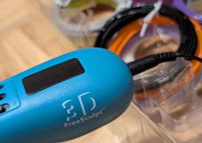 FreeSculpt 3D Stift mit Netzteil und in Nahaufnahme - Stylo 3D mit Multi Filament System